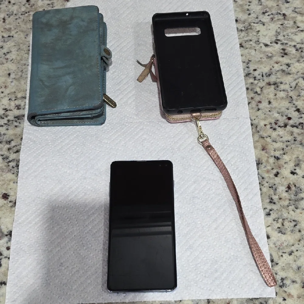 Samsung Galaxy S10+ Phone With 2 Phone Cases